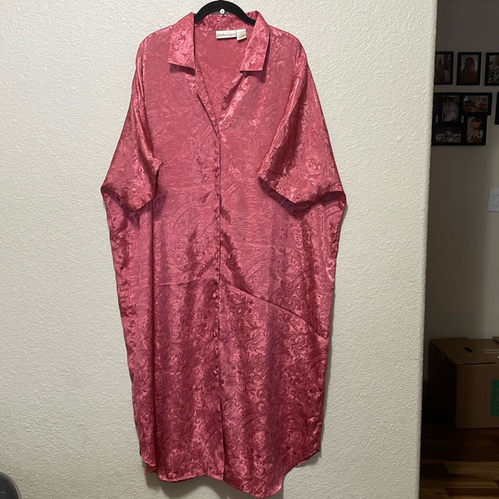 Solange Women's Melon Colored Lightweight Robe/ Dressing Gown. Size 22/24.